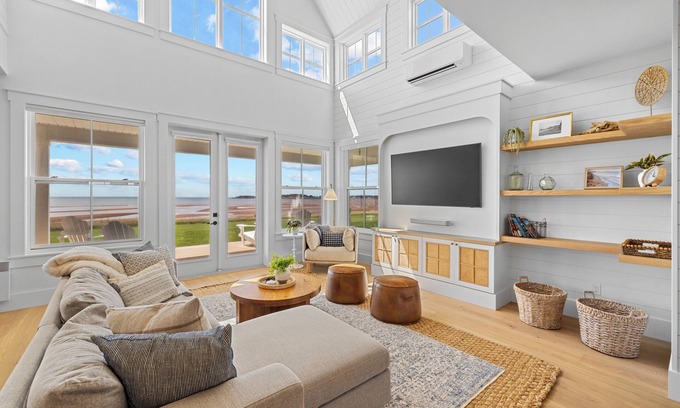 Charlotte's Shore House | Oceanfront Retreat with Spa and Hot Tub - Rated 10/10