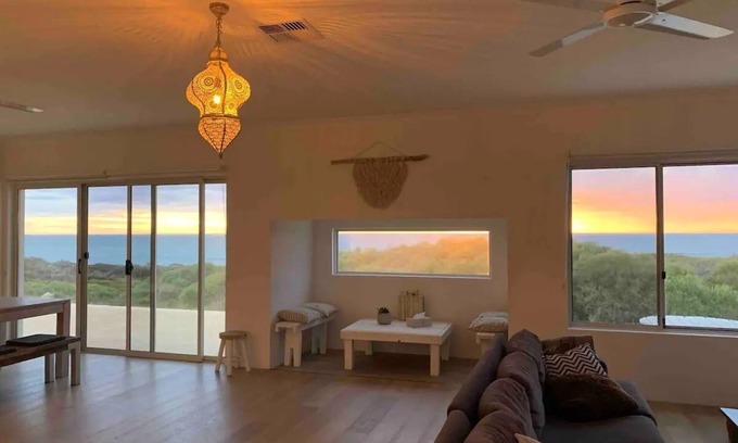 Dongara House | Oceanfront Bliss: Modern Retreat with Pool & Breakfast