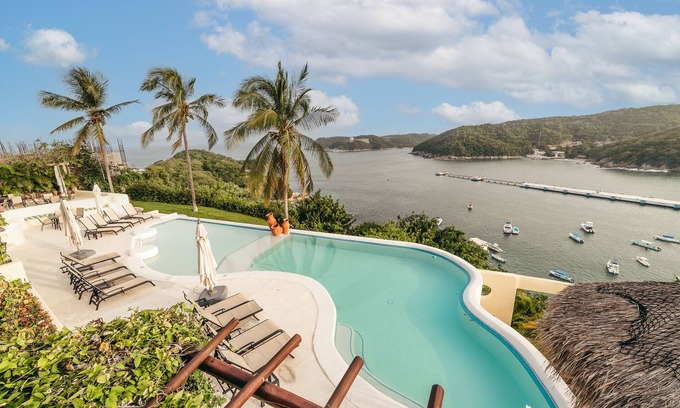 P Chahue Condo | Oceanfront Two Bedroom with Rooftop Terrace & Ocean View
