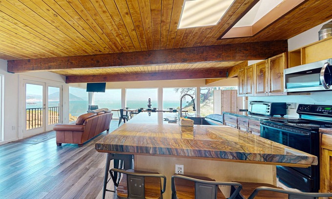 Port Orford Apartment | Oceanfront Views-Luxurious Coastal Getaway in Port Orford