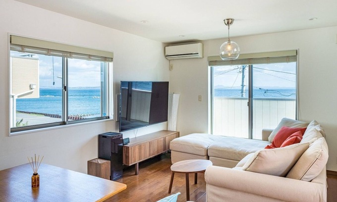 Yokosuka House | Inviting Oceanfront Villa Hale Kahakai with Spa and Views