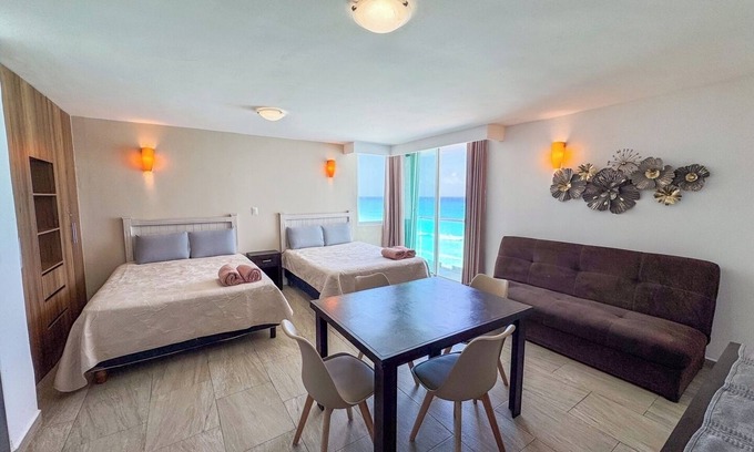 Zona Hotelera Apartment | Oceanfront w/balcony, pool and beach access