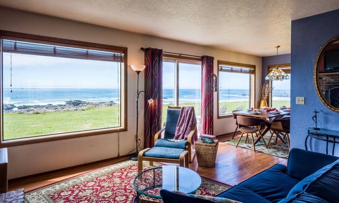 Yachats House | Oceanfront Retreat with Hot Tub & Walkable Yachats Access