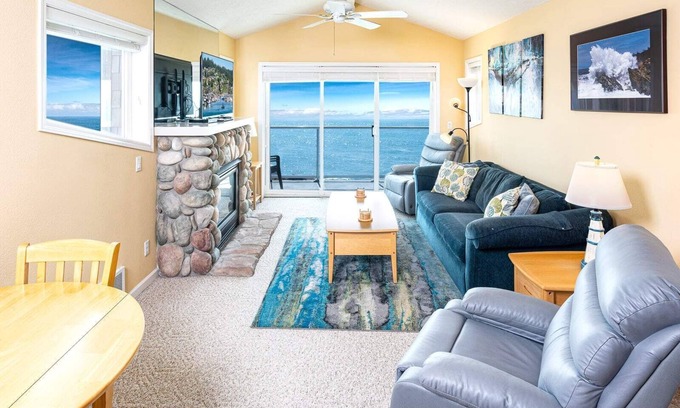 Depoe Bay Condo | Oceanfront Retreat with Pool & Whale Watching at Whalers Loft