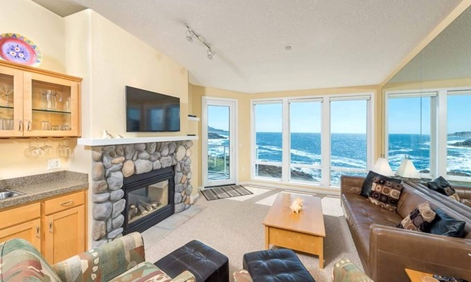 Depoe Bay Condo | Oceanfront Paradise: Pool, Whale Watching & Top Reviews