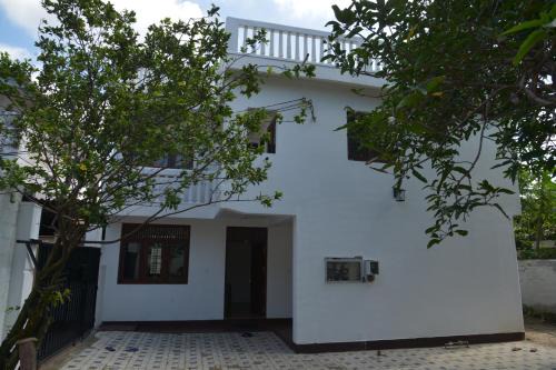 Rathmalana Apartment | Discover Oceanic Shades - Family-Friendly at Mount Lavinia