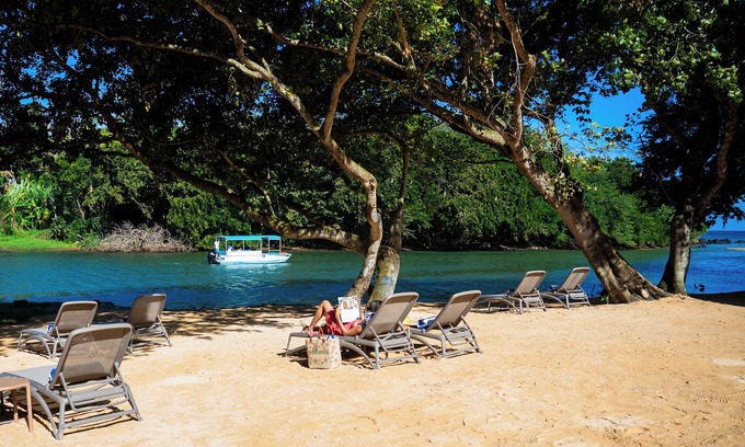 Port Chambly Hotel | Ocean’s Creek Beach Hotel Mauritius: Relax by the Ocean