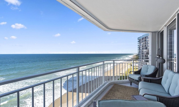 Hutchinson Island South Condo | Oceanside Retreat: 15th Floor with Ocean Views & Movie Room