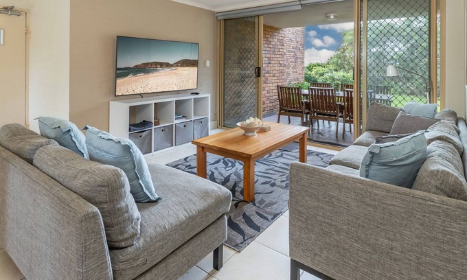 Boomerang Beach Apartment | Oceanside 17 - Breezes: Oceanfront Retreat with Breakfast