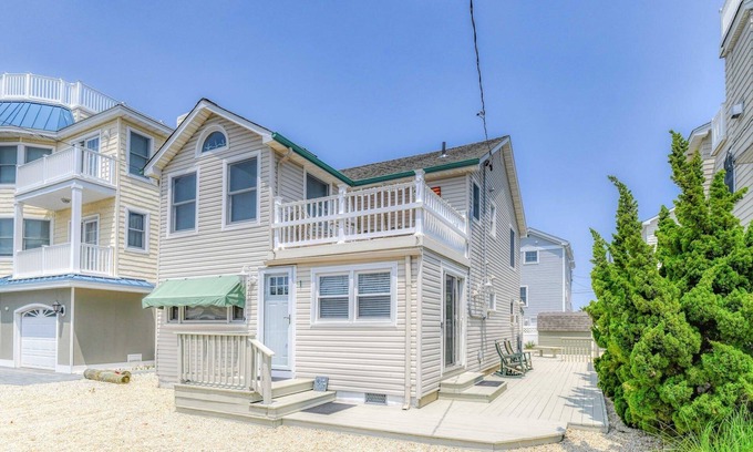 Peahala Park House | Oceanside Escape: Rated 10/10 with Oceanfront Bliss