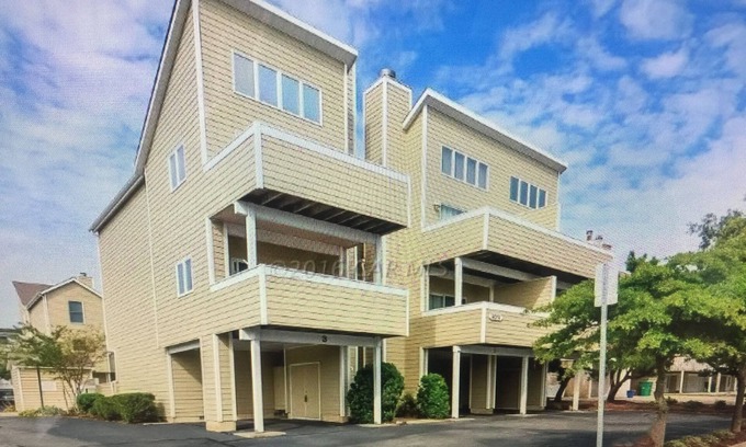 Fenwick Island Condo | Oceanside Retreat: Beach Steps Away with Pool & Spa