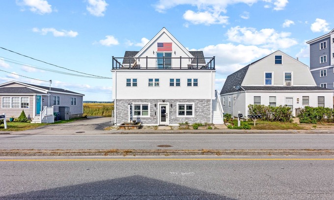 Hampton House | Top-Rated Oceanside Hampton Beach Family Retreat