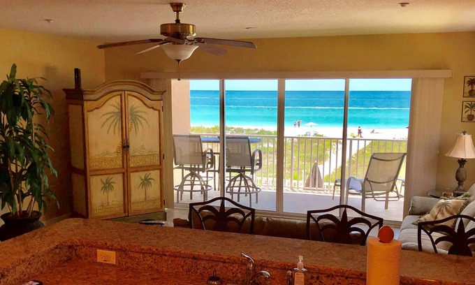 Independence Square Condo | Beachfront Condo Escape with Pool, Spa & Ocean Views