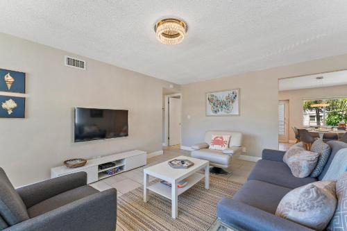 Singer Island Apartment | Oceanside: Family-Friendly Stay with Pool & Pet Amenities