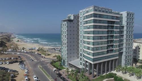 Herzliya Pituach Apartment | Oceanus Apartment Hotel: Family-Friendly with Pool & Hot Tub