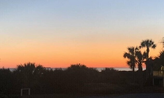 Isle of Palms Condo | Oceanview Condo: Newly Remodeled with Pool & Spa Amenities