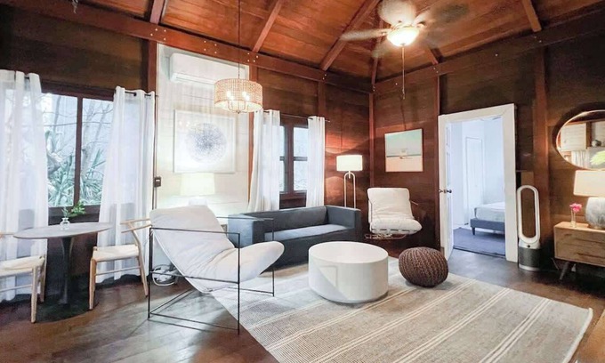 Estate Enighed House | Serene Oceanfront Getaway with Breakfast and Kid-Friendly Amenities