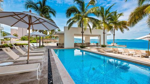 Las Glorias House | Oceanview Escape with Gym and Hot-tub