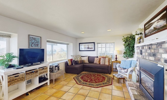 Oceanside Apartment | Oceanview Escape: Breathtaking Views & Beach Access