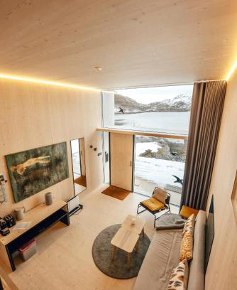 Flakstad Apartment | Beautiful Mini-House on the Waterfront, Family-Friendly Stay