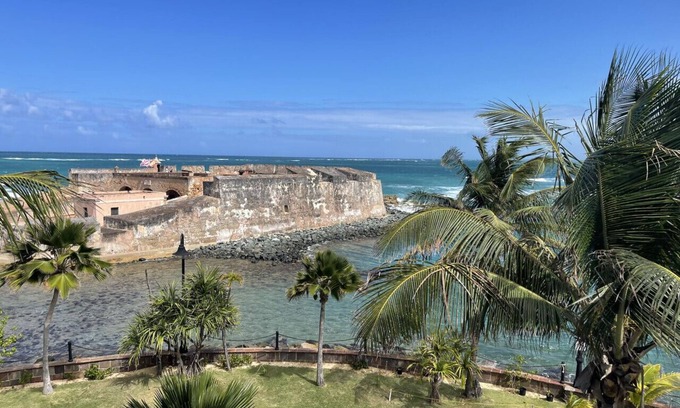 Puerta de Tierra Apartment | Oceanview Sub Penthouse, Walk to Beach & Pool