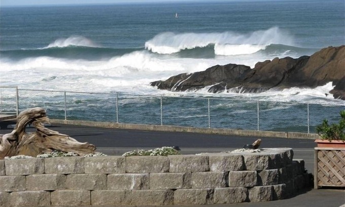 Depoe Bay Apartment | Cozy City Center Retreat with Ocean View & Spa Amenities