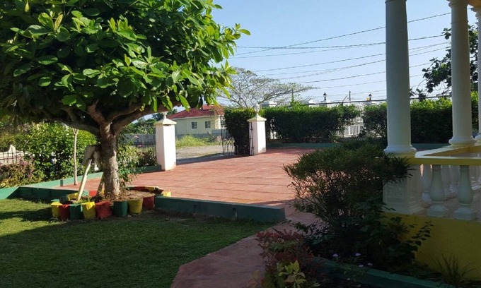 River Oaks Villa | Ocho Rios Almond Tree Villas with Oceanfront Pool & Breakfast