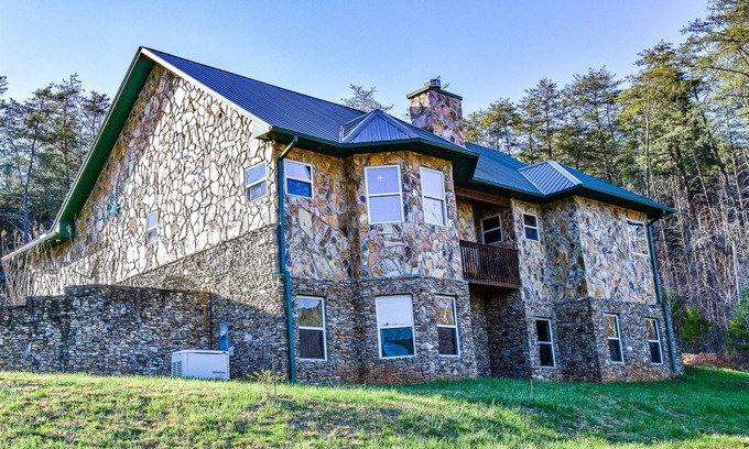 Turtletown House | Ocoee Stone Lodge: Family-Friendly Retreat with Ocean Views