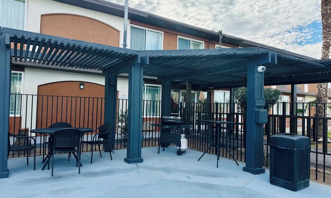 El Centro Hotel | Welcoming Ocotillo Inn: Enjoy Poolside Comfort & Dining