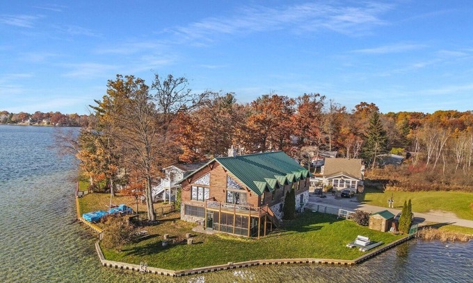 Palo Cottage | Discover The Derby Lodge: Breathtaking Lakefront Getaway