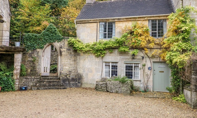 Chalford Cottage | Pet-Friendly October Cottage in Chalford - Guest Rated 10/10