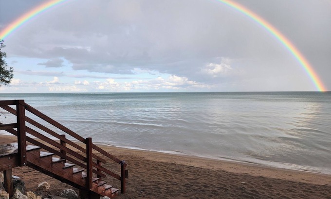 Oostburg Cottage | Book Your Summer Escape: Top-Rated Hotel with Ocean Views