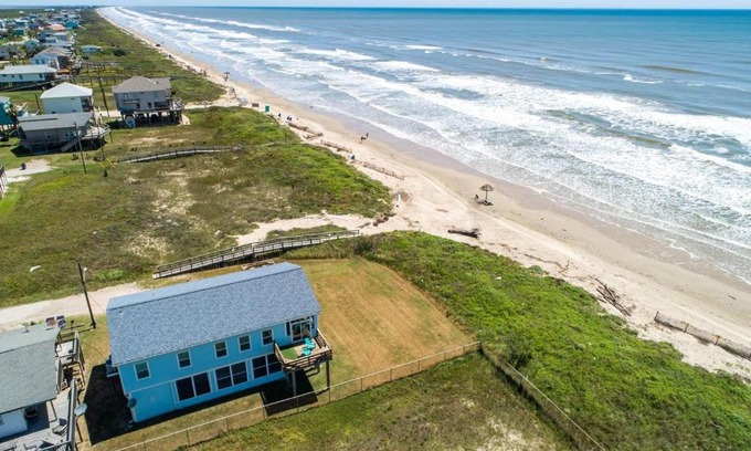 Surfside Beach House | Octopus Garden: Beachfront Bliss with Ocean Views!