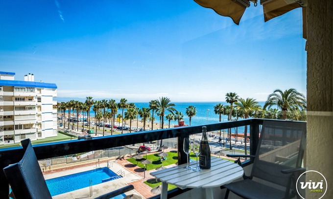 Torrequebrada Apartment | Octopussy Hotel: Relax by the Pool with Ocean Views