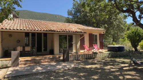 Rustrel House | Serene Odette du Colorado: Hot Tub & Scenic Views Await