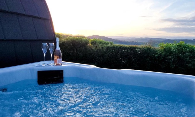 Welshpool Ski Chalet | Exceptional Odli Glamping: Top-Rated Pod with Hot Tub