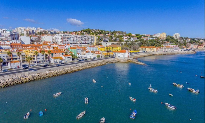 Paco De Arcos Apartment | Modern Flat in Oeiras with Spa and Family-Friendly Extras