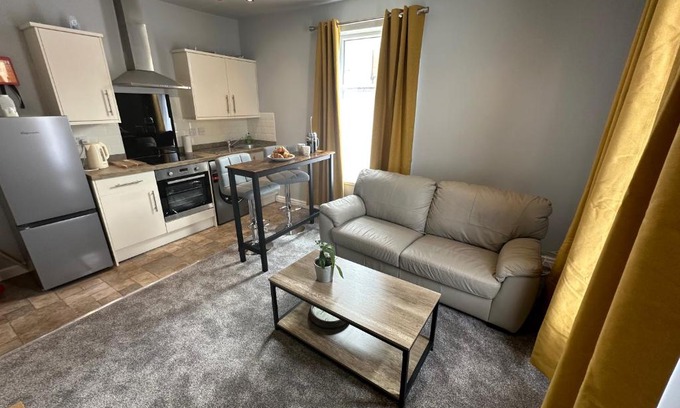 Blackpool Town Center Apartment | Experience O’er The Yard Hideaway - Guest Rated 9.8/10