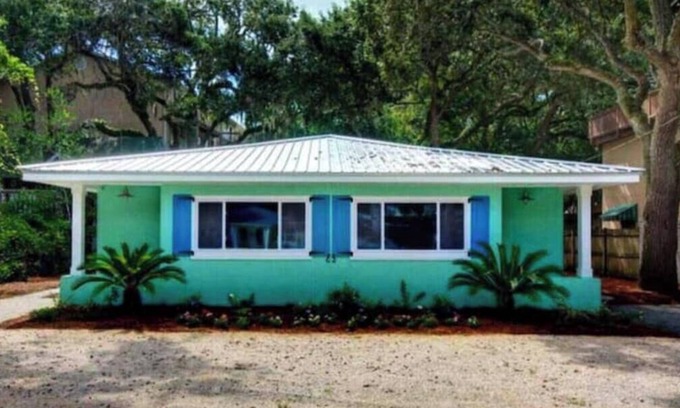 Saint Simons Island House | ♥ of SSI Bungalow 2, Quick walk to beach and food ☼