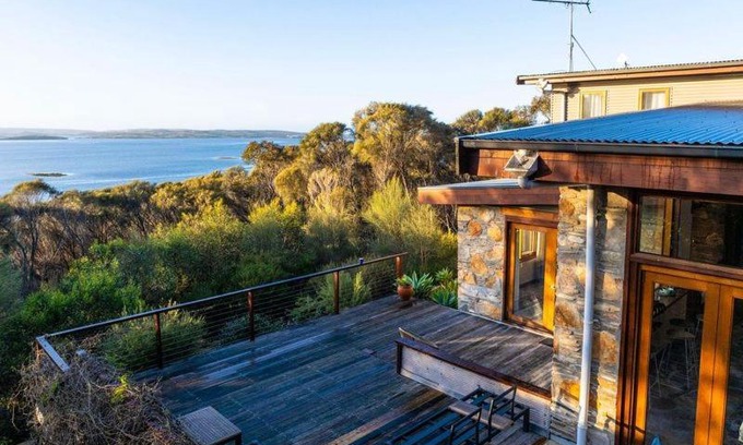 Muston House | Oceanfront Escape at Stone & Wood Guesthouse - Rated 9.3/10