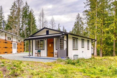 Anacortes House | Off-Grid Bungalow Cabin Private Ranch Sleeps 8