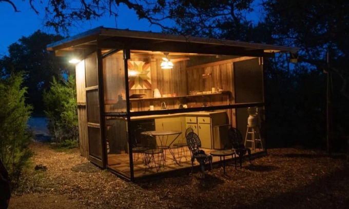Blanco House | Unique Off-Grid Glamping Experience with Hot Tub & Spa