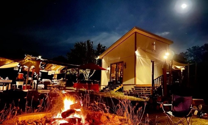 Oatmeal Cabin | Relaxing Off-Grid Glamping Cabin Near Lake Travis