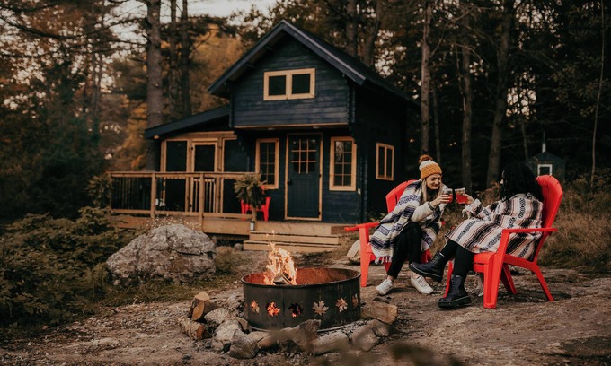 Gravenhurst Cabin | Off-Grid Summer Getaway | BBQ & Patio | Glamphouse