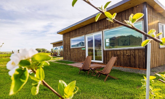 Whitehall Cottage | Eco-Friendly Tiny Home with Mountain Views and Breakfast