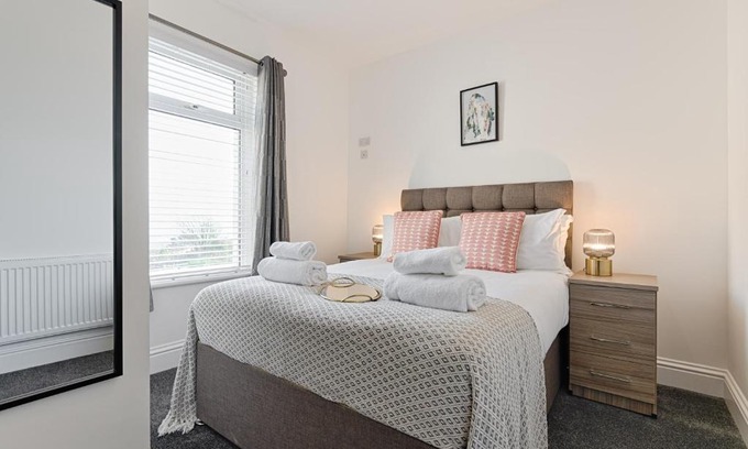 Morriston Apartment | Caemawr Place - Stylish Home with TVs in Every Room!