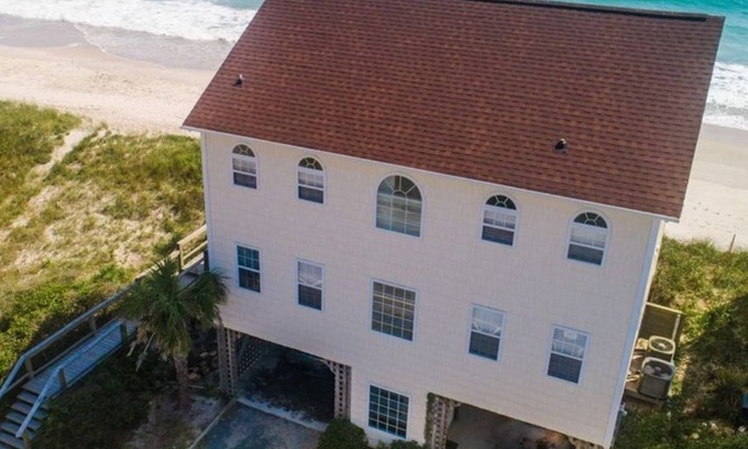 Surf City House | Beachside Retreat: 5-Bedroom Oasis with Ocean Views