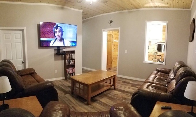 Guttenberg House | Renovated "The Depot" Home with Child-Friendly Amenities