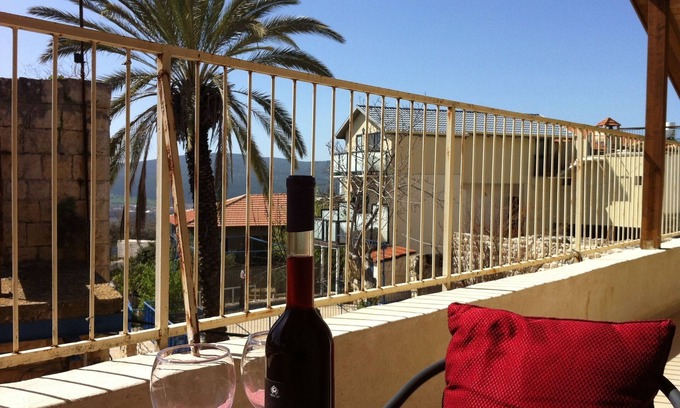 Artists Colony Apartment | Top-Rated Off The Square: Family-Friendly with Kitchen & Breakfast