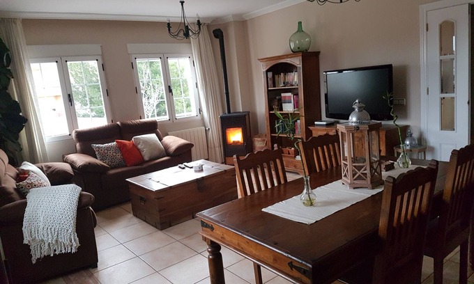 Nohales Apartment | Cozy Apartment at Casa Rural El Sauce, 2.5 km from Capital